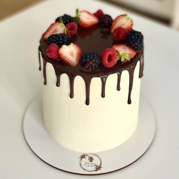 Drip Cake con Frutos Rojos