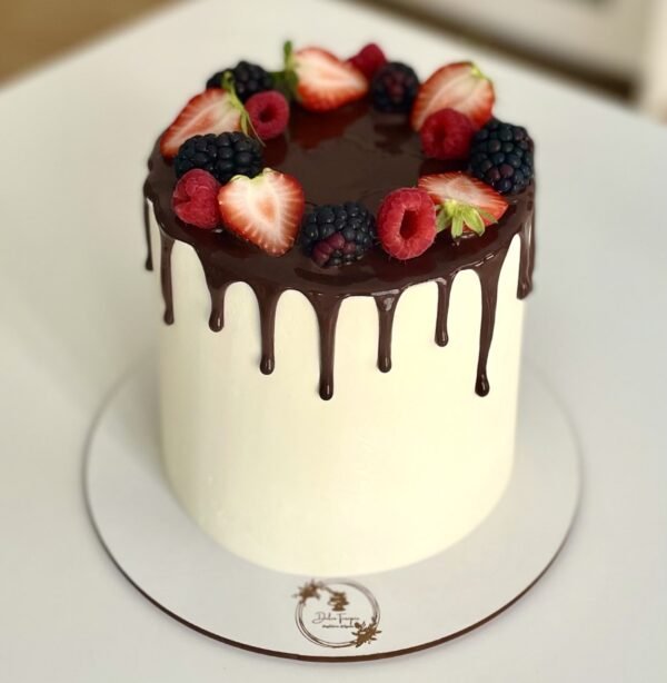 Drip Cake con Frutos Rojos